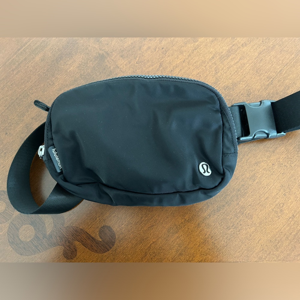 lululemon athletica belt bag